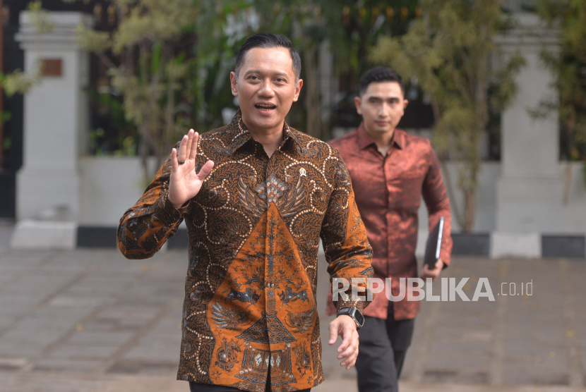 Ketua Umum Partai Demokrat Agus Harimurti Yudhoyono (AHY)tiba di kediaman Presiden Terpilih Prabowo Subianto, Kertanegara, Jakarta Selatan, Senin (14/10/2024). Presiden Terpilih Prabowo Subianto memanggil sejumlah tokoh yang diyakini bakal menjadi calon menteri/kepala lembaga negara untuk pemerintahan baru ke depan.