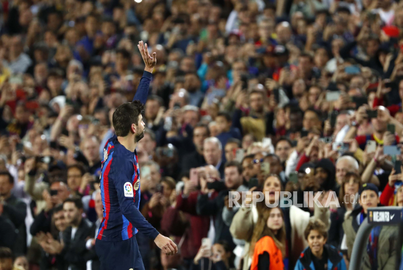 Gelandang Barcelona Gerard Pique melambaikan tangan kepada pendukungnya di akhir pertandingan sepak bola La Liga Spanyol antara Barcelona dan Almeria di stadion Camp Nou di Barcelona, ??Spanyol, Sabtu, 5 November 2022.