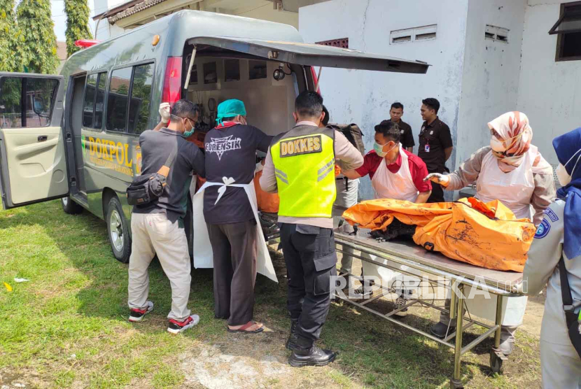 Petugas tengah mengevakuasi korban tewas di kilometer 58 Tol Cikampek, Senin (8/4/2024). Sebanyak 9 orang tewas akibat kecelakaan satu bus dengan dua mini bus. 