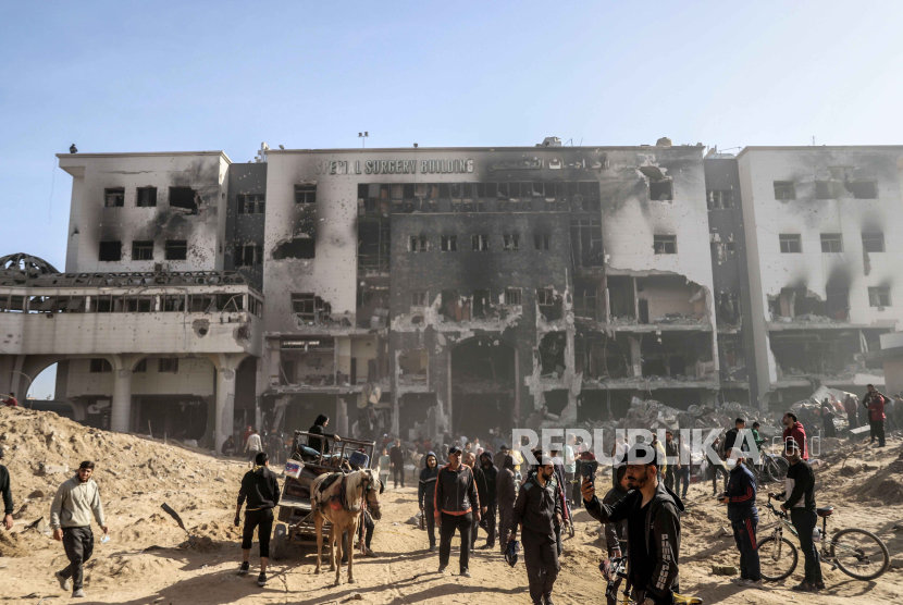  A general view shows Palestinians inspecting the damage outside Al-Shifa Hospital after the Israeli army withdrew from it following a two-week military operation, in Gaza City, 01 April 2024. An Israeli army spokesperson reported that Israeli forces completed operations at Al-Shifa hospital with about 500 affiliated suspects arrested and 200 eliminated. More than 32,700 Palestinians and over 1,450 Israelis have been killed, according to the Palestinian Health Ministry and the Israel Defense Forces (IDF), since Hamas militants launched an attack against Israel from the Gaza Strip on 07 October 2023, and the Israeli operations in Gaza and the West Bank which followed it.  