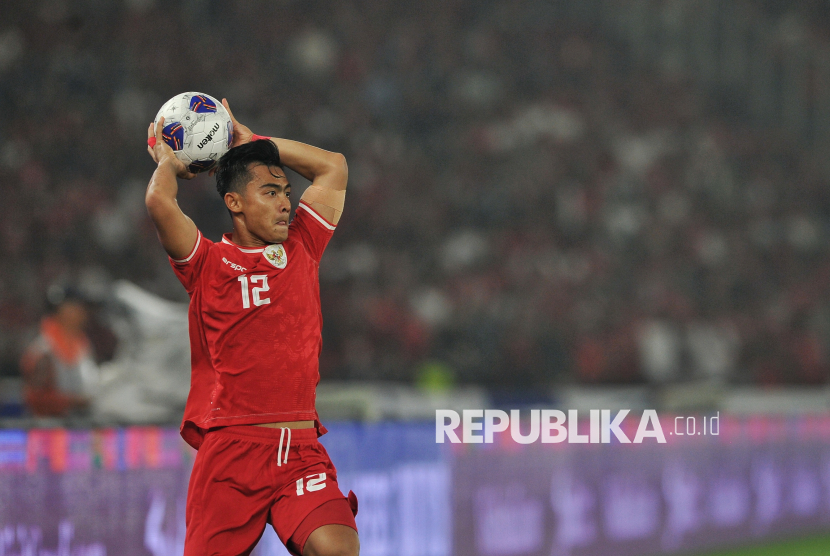 Pemain timnas Indonesia Pratama Arhan melakukan lemparan ke dalam.