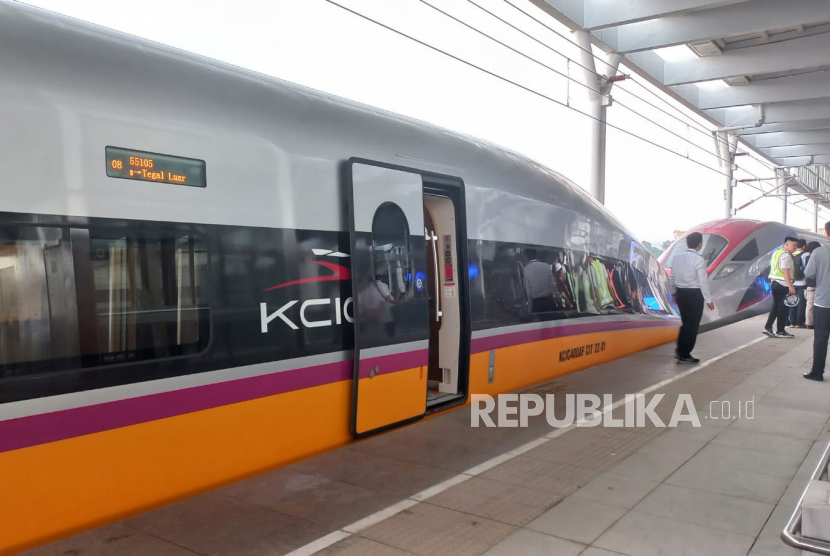 Pemerintah menunda proyek strategis nasional (PSN) Kereta Cepat atau Semi Cepat Jakarta-Surabaya yang semula direncanakan bakal dibangun pada pemerintahan Joko Widodo. 