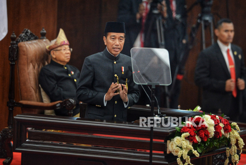 Presiden Joko Widodo menyampaikan pidato kenegaraan pada Sidang Tahunan MPR dan Sidang Bersama DPR - DPD Tahun 2024 di Gedung Nusantara, Kompleks Parlemen, Senayan, Jakarta, Jumat (16/8/2024).