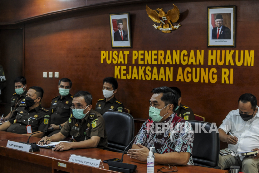 Kepala Pusat Penerangan Hukum Kejaksaan Agung Leonard Ebenezer Simanjuntak (tengah). Kejaksaan Agung (Kejakgung) memeriksa tiga pihak swasta penerima dana fasilitas kredit Lembaga Pembiayaan Ekspor Indonesia (LPEI), Kamis (7/10).