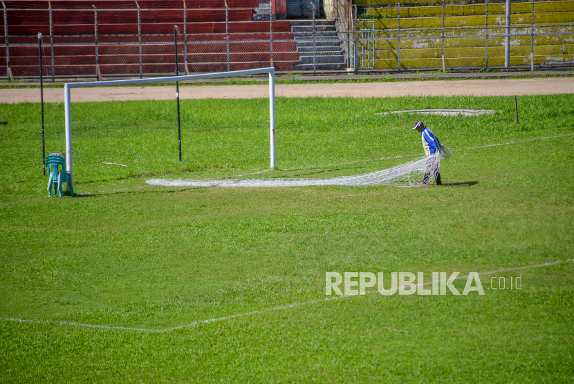Pekerja mencopot jaring gawang di lapangan Stadion GOR H. Agus Salim, Kota Padang, Sumatera Barat, Senin (4/7/2022). PT Kabau Sirah Semen Padang (KSSP) mengalokasikan anggaran Rp1 miliar untuk perbaikan stadion yang akan menjadi kandang tim sepak bola Semen Padang FC tersebut. 