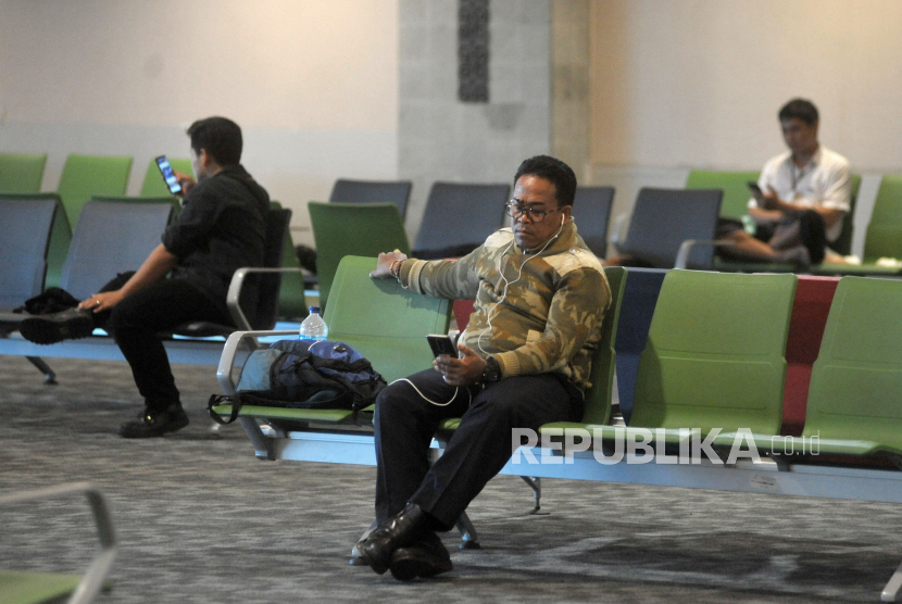 Calon penumpang menunggu jadwal keberangkatan pesawat di Terminal Keberangkatan Domestik Bandara Internasional I Gusti Ngurah Rai, Bali, Rabu (18/3/2020). Angkasa Pura I menerapkan konsep 
