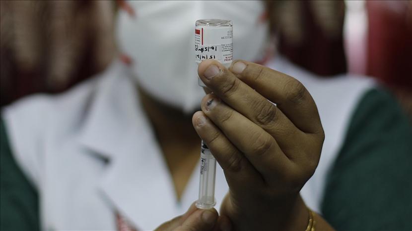 Anggota tentara Myanmar menerima vaksin Covid-19 yang diimpor dari India tanpa diberi tahu vaksin tersebut belum disetujui.