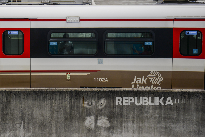 Penumpang menaiki kereta LRT saat melintas di kawasan Rawamangun, Jakarta, Selasa (1/11/2022). Manajemen PT LRT Jakarta menyebutkan, pendapatan anak usaha Badan Usaha Milik Daerah (BUMD) PT Jakpro tersebut naik 57 persen pada 2022 yang didapatkan dari tiket penumpang dan non tiket (non fare box).