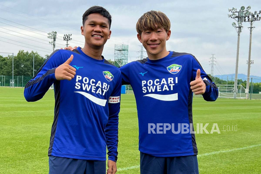 Gelandang muda RANS FC, Fadilla Akbar (kanan), mengikuti sesi latihan bersama klub Liga 2 Jepang, Tokushima Vortis.  