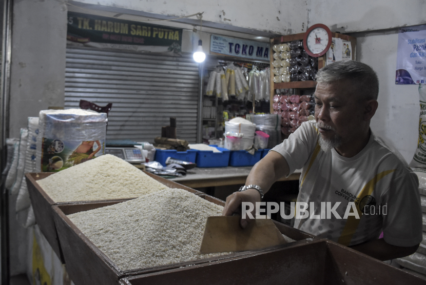 Pedagang menata beras di kiosnya di Pasar Kosambi, Kota Bandung, Rabu (25/1/2023). Badan Pangan Nasional (NFA) meminta Bulog untuk memperluas operasi pasar beras medium dengan melakukan penjualan langsung ke toko retail modern.
