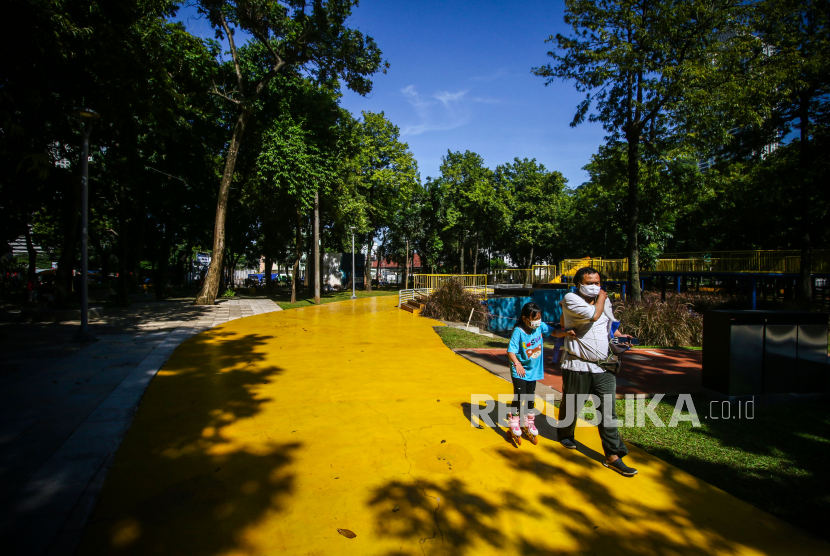 Seorang bapak mendampingi anaknya bermain sepatu roda di Taman Puring, Jakarta, Minggu (21/3/2021). Seiring Pemberlakuan Pembatasan Kegiatan Masyarakat (PPKM) mikro, sebanyak tiga hutan kota dan 25 taman kota di DKI Jakarta telah dibuka kembali untuk umum, salah satunya adalah Taman Puring.