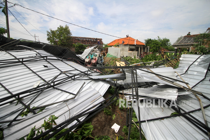 Kondisi rumah yang rusak akibat terdampak angin kencang di wilayah Desa Kedungwonokerto, Kecamatan Prambon, Kabupaten Sidoarjo, Jawa Timur, Senin (5/2/2024).