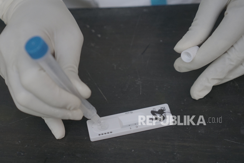 Petugas kesehatan meneteskan sampel dari seorang calon Aparatur Sipil Negara (ASN) ke alat tes cepat antigen di gedung Dinas Kesehatan Kabupaten Tulungagung, Tulungagung, Jawa Timur, Senin (21/6/2021). Sebanyak 22 dari 127 orang calon ASN dan enam dari 101 orang mentor pelatihan dasar ASN di Pemkab Tulungagung dinyatakan reaktif COVID-19 usai dilakukan tes usap antigen massal tersebut. 