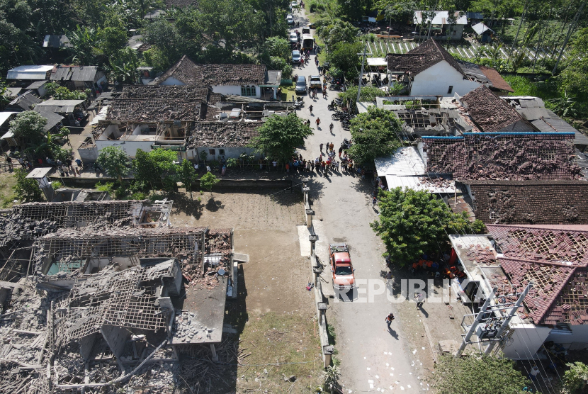 Foto udara sejumlah rumah rusak berat dampak ledakan diduga bubuk mesiu bahan baku petasan di Desa Karangbendo Kecamatan Ponggok, Blitar, Jawa Timur, Senin (20/2/2023). Akibat ledakan tersebut, sebanyak 25 rumah warga rusak berat, 4 orang warga tewas dilokasi, dan 11 orang luka-luka, hingga kini polisi masih melakukan penyidikan dengan menerjunkan gegana Brimob Polri dilokasi. ANTARA FOTO/Humas Polres Blitar Kota