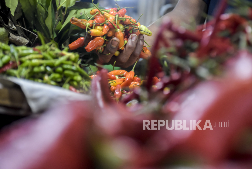 Pedagang menata cabai rawit di kiosnya di Pasar Kosambi, Kota Bandung, Kamis (9/6/2022). Harga Cabai Menuju Ramadhan Naik Konsisten di Bandung, Rp 55 Ribu per Kg