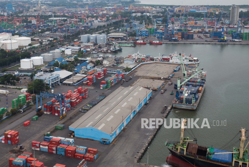 Suasana bongkar muat peti kemas di Pelabuhan Tanjung Perak, Surabaya, Jawa Timur, Selasa (27/12/2022). 