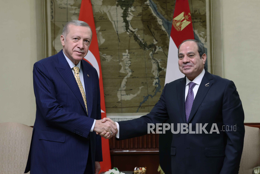 residen Turki Recep Tayyip Erdogan (kiri)0 dan Presiden Mesir Abdel Fattah el-Sisi (kanan) sepakat desak penghentian serangan di Rafah. 