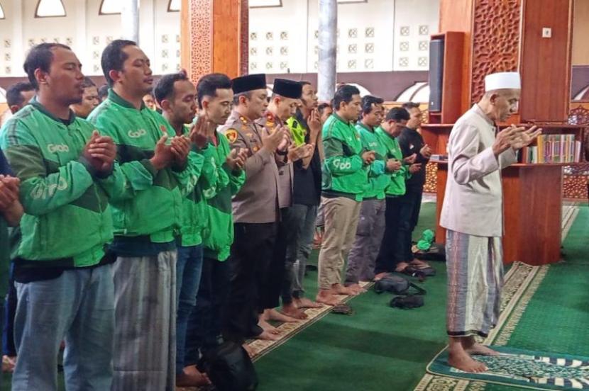 Polres Lumajang dan Ojol Gelar Shalat Ghaib untuk Affan Kurniawan