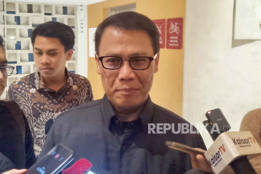 Ketua DPP Partai Demokrasi Indonesia Perjuangan (PDIP), Ahmad Basarah mendesak Gibran Rakabuming Raka untuk mengundurkan diri secara resmi, di kawasan Gelora Bung Karno (GBK), Jakarta, Kamis (26/10/2023) malam. 