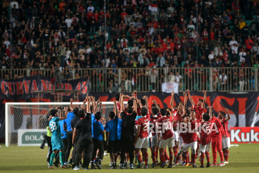 Para pemain timnas U-16 Indonesia melakukan selebrasi usai menang adu penalti melawan Myanmar saat pertandingan semifinal Piala AFF U-16 2022 di Stadion Maguwoharjo, Sleman, Yogyakarta, Rabu (10/8/2022). Timnas U-16 Indonesia berhasil masuk ke final Piala AFF U-16 2022 usai mengalahkan Myanmar lewat adu penalti 5-4. 