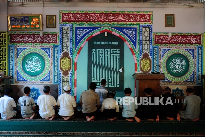 Wisatawan melaksanakan ibadah Shalat Zuhur di Masjid An Nur, Jakarta (Ilustrasi)