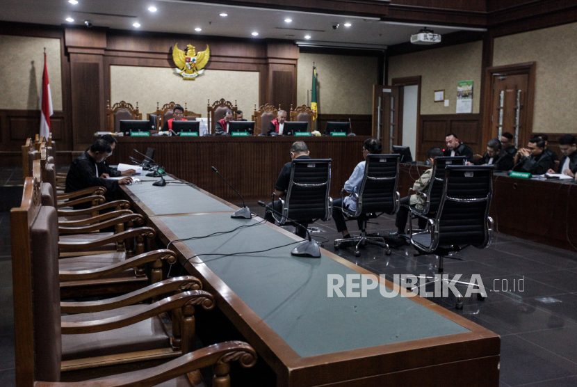 Terdakwa kasus dugaan korupsi penyediaan infrastruktur BTS 4G dan infrastruktur pendukung paket 1,2,3,4 dan 5 dari Bakti Kemenkominfo saat sidang di Pengadilan Tipikor, Jakarta, Senin (6/11/2023).