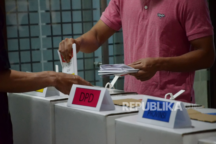 Warga menggunakan hak suaranya di TPS. Petugas TPS Tirtajaya, Depok kehabisan surat suara dan meminta warga ke TPS lain.