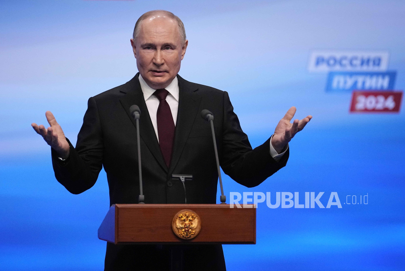 Presiden Rusia Vladimir Putin berbicara saat mengunjungi markas kampanyenya usai pemilihan presiden di Moskow, Rusia, Ahad, (17/3/2024).
