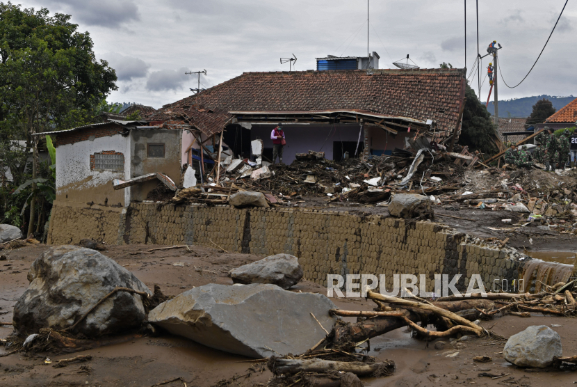 Seorang warga mengamati rumahnya yang rusak akibat banjir bandang di Bulukerto, Kota Batu, Jawa Timur, Jumat (5/11/2021). Berdasarkan laporan sementara dari BPBD Kota Batu hingga hari kedua pencarian korban banjir bandang, tim SAR berhasil menemukan enam jenazah korban dan tiga korban masih dalam proses pencarian.