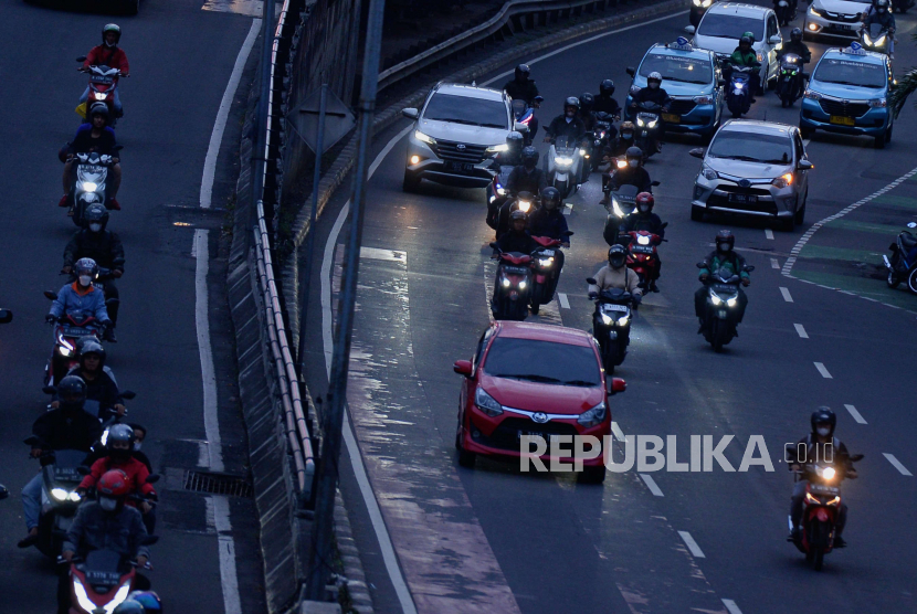 Sejumlah kendaraan roda dua melintas di Jalan Gatot Subroto, Jakarta, Jumat (20/1/2023). Pakar tata ruang dari Unair sebut jalan berbayar bisa jadi ikon kebijakan ibu kota.