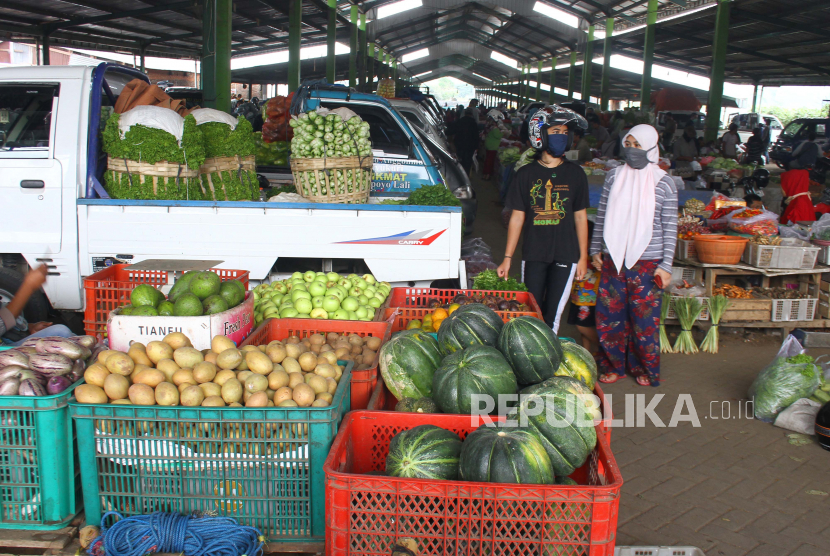 Pedagang menata sayuran yang dijual di salah satu sentra pemasok bahan pangan di Pasar Karangploso, Malang, Jawa Timur.