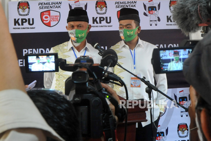 Pasangan bakal calon Gubernur dan Wakil Gubernur Sumatera Barat, Mahyeldi Ansharullah (kiri) dan Audy Joinaldy (kanan) memberikan keterangab pers usai menyerahkan berkas pendaftaran Pemilihan Gubernur di Kantor KPU Sumatera Barat di Padang, Sumatera Barat, Jumat (4/9/2020). Pasangan Mahyeldi Ansharullah dan Audy Joinaldy menjadi pasangan pertama yang mendaftar sebagai calon gubernur Sumatera Barat yang diusung PKS dan PPP. 