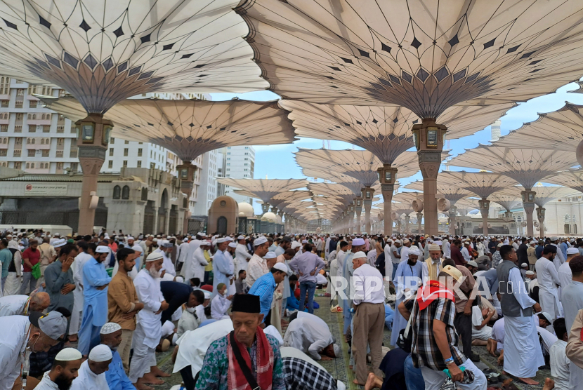 Umat Islam berjalan usai mengikuti shalat Jumat di Masjid Nabawi, Madinah, Arab Saudi, Jumat (14/7/2023). Masjid Nabawi dipadati jamaah dari berbagai negara usai melaksanakan rangkaian ibadah haji di Mekah. 