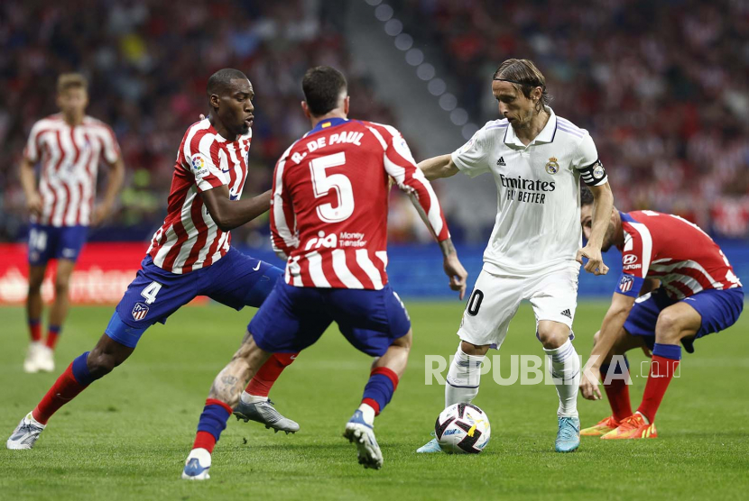 Luka Modric (2-kanan) dari Real Madrid beraksi selama pertandingan sepak bola LaLiga Spanyol antara Atletico Madrid dan Real Madrid di stadion Metropolitano di Madrid, Spanyol, 18 September 2022.