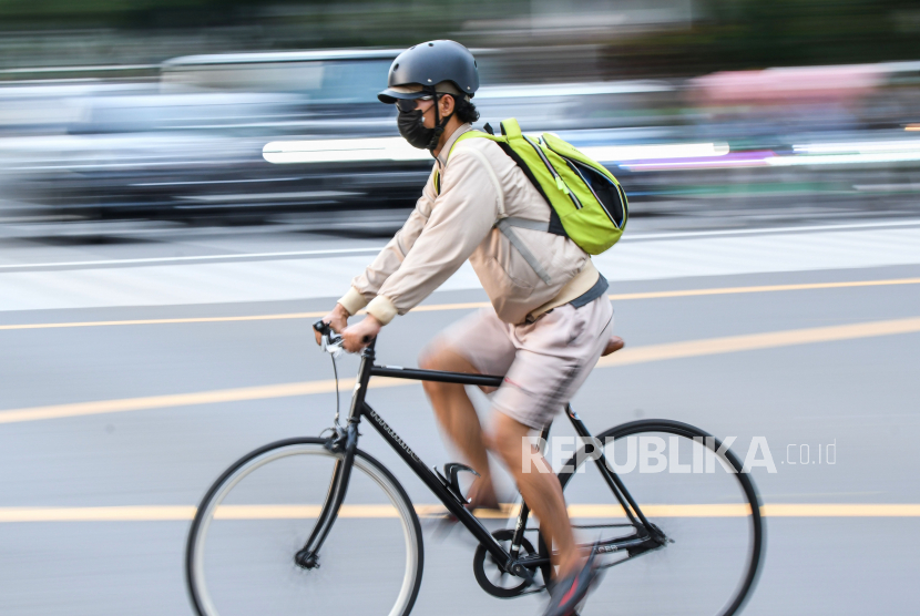 Pesepeda menggunakan masker. Ilustrasi