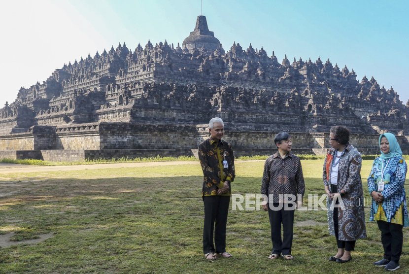Japans Emperor Naruhito, second left, talks to the Director of Borobudur Temple Tourism Park Febrina Intan, second right, as Central Java Governor Ganjar Pranowo, left, and the head of Borobudur Museum Wiwit Kasiyati, right, look on during his visit at the 9th century Borobudur Temple in Magelang, Indonesia, Thursday, June 22, 2023. Naruhito is currently on a weeklong visit in the country in his first official foreign trip since ascending the Chrysanthemum Throne in 2019. 