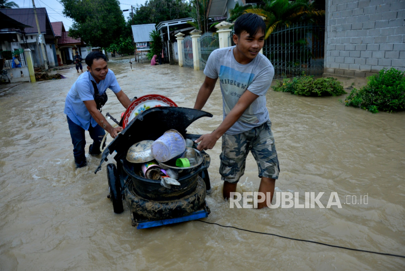 Warga mengangkat barangnya saat banjir kembali melanda di Kelurahan Bone Tua, Kecamatan Masammba, Kabupaten Luwu Utara, Sulawesi Selatan, beberapa waktu lalu.