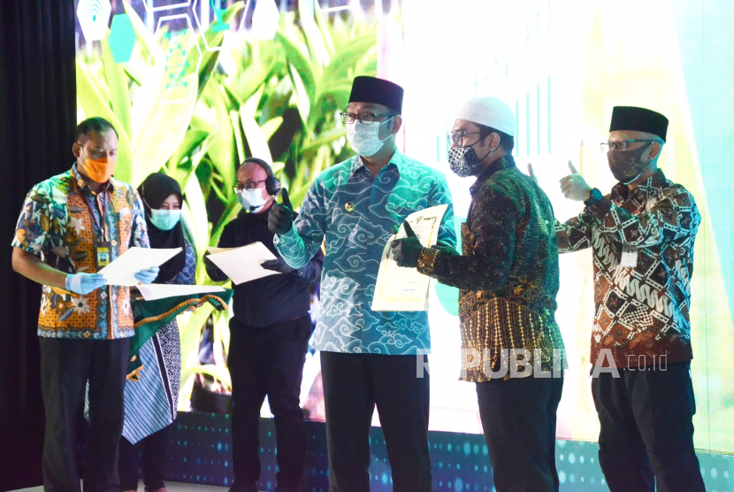 Gubernur Jawa Barat Ridwan Kamil memberikan penghargaan kepada pihak-pihak yang berkontribusi di sektor pertanian saat acara West Java Food and Agriculture Summit (WJFAS) di Kota Bandung, Kamis (10/12/2020). WJFAS digelar guna memperkuat ketahanan pangan di Jawa Barat. 
