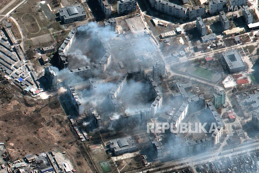 Citra satelit yang disediakan oleh Maxar Technologies ini menunjukkan gedung apartemen yang terbakar di timur laut Mariupol, Ukraina selama invasi Rusia pada Sabtu, 19 Maret 2022. Kementerian Pertahanan Rusia akan membuka koridor kemanusiaan pada Jumat (1/4/2022) pagi di kota Mariupol, Ukraina ke Zaporizhzhia. 