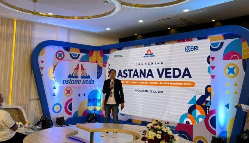 Direktur Digital & Teknologi Informasi BRI Arga M. Nugraha, SEVP Fixed Assets Management & Procurement BRI Hendro Padmono, meluncurkan “Astana Veda”, IT Remote Office pertama yang berlokasi di BRI Corporate University, Yogyakarta. (Ist)