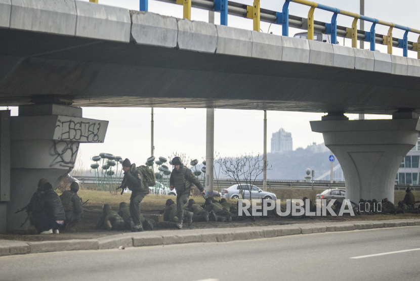  Tentara Ukraina mengambil posisi di bawah jembatan saat melakukan tembakan di dalam kota Kyiv, Ukraina, Jumat, 25 Februari 2022. Rusia menekan invasinya ke Ukraina ke pinggiran ibukota pada hari Jumat setelah melancarkan serangan udara ke kota-kota dan pangkalan militer dan mengirimkannya pasukan dan tank dari tiga sisi dalam serangan yang dapat menulis ulang tatanan keamanan global pasca-Perang Dingin.