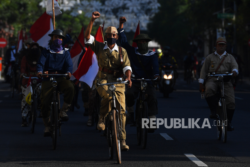 Sejumlah anggota Komunitas Sepeda Tua Indonesia Surabaya mengayuh sepedanya saat melintas di Jalan Tunjungan, Surabaya, Jawa Timur. ANTARA FOTO/Zabur Karuru/wsj.
