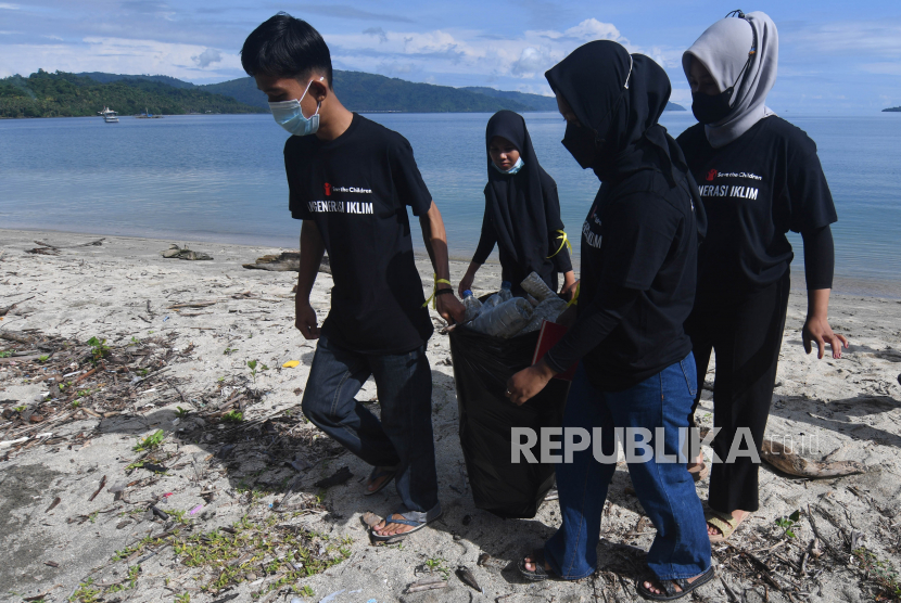 Sejumlah remaja mengumpulkan sampah plastik yang memenuhi pantai dan hutan bakau saat pelaksanaan Aksi Generasi Iklim di Pantai Mapaga, Desa Labean, Kabupaten Donggala, Provinsi Sulawesi Tengah, Ahad (22/5/2022). 