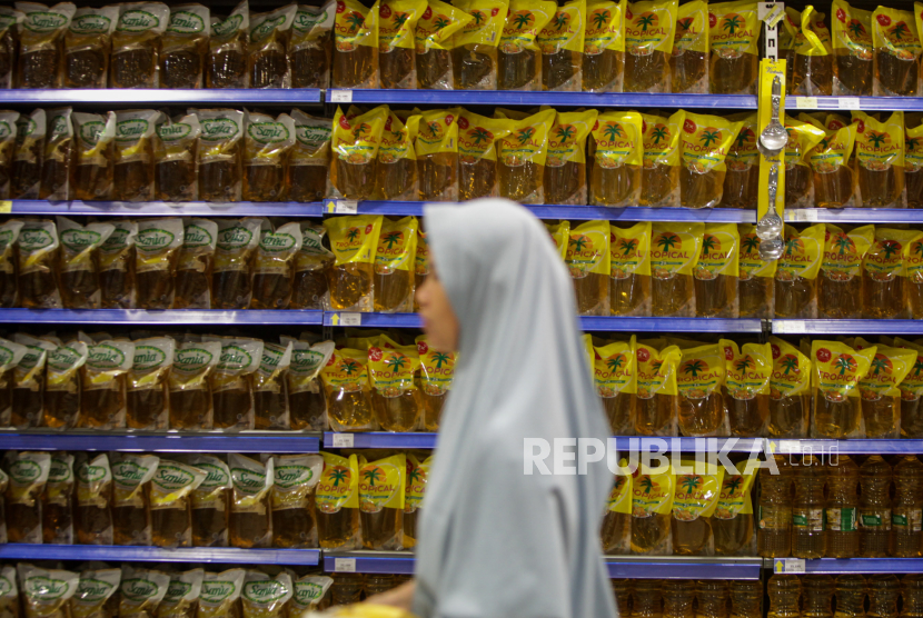 Pengunjung melintas di dekat minyak goreng saat belanja di Hypermart Cyberpak Karawaci, Tangerang, Banten, Rabu (20/3/2024). 