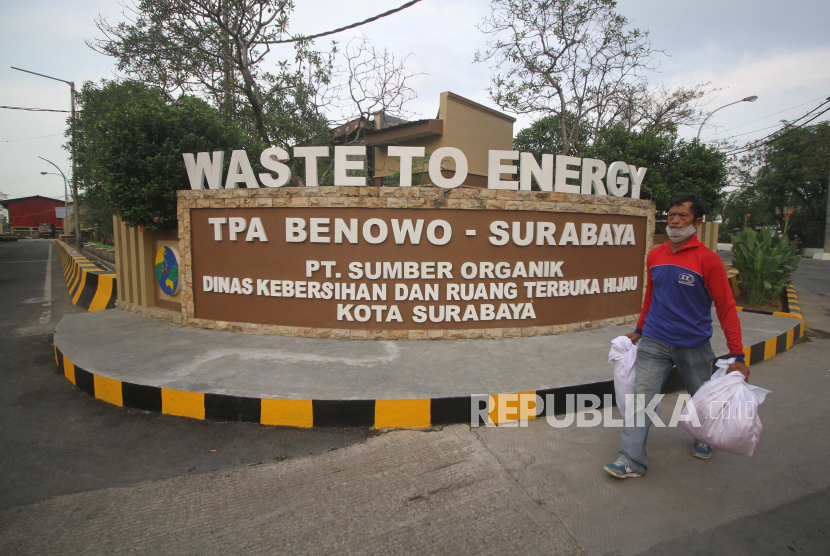Pekerja beraktivitas di sekitar instalasi Pengolahan Sampah menjadi Energi Listrik (PSEL) di Tempat Pembuangan Akhir (TPA) Benowo, Surabaya, Jawa Timur, Kamis (6/5/2021). PSEL yang baru diresmikan oleh Presiden Joko Widodo tersebut merupakan hasil kerja sama antara Pemkot Surabaya dengan PT Sumber Organik yang menghasilkan energi listrik 11 megawatt dengan rincian 2 megawatt melalui metode Landfill Gas Power Plant dan 9 megawatt dari Gassification Power Plant. 