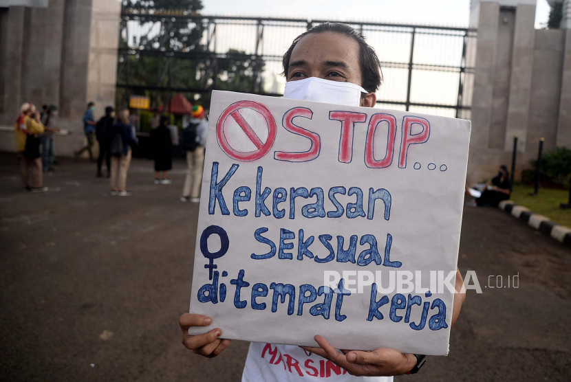 Sejumlah aktivis yang tegabung dalam melakukan aksi anti kekerasan seksual dan mendukung pengesahan RUU PKS. (ilustrasi)