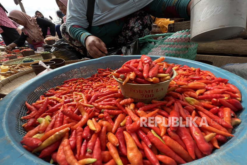 Pedagang menjual cabai rawit merah di Pasar Manonda, Kota Palu, Sulawesi Tengah, Jumat (11/3/2022), yang harganya terus naik.