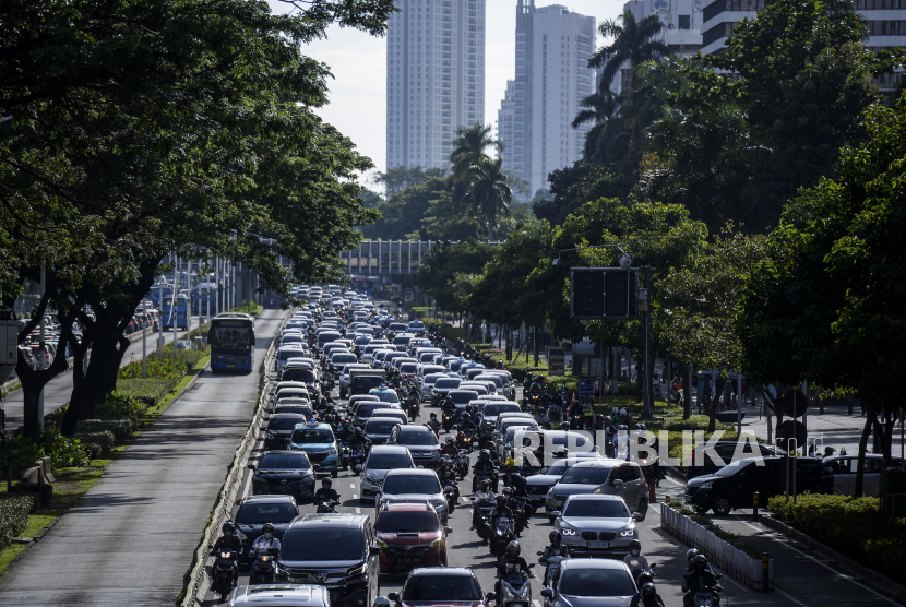 Sejumlah kendaraan terjebak kemacetan di Jalan Jenderal Sudirman, Jakarta Selatan, Jumat (6/1/2023). Jalan Jenderal Sudirman termasuk nanti yang akan diberlakukan ERP untuk mengatasi kemacetan.