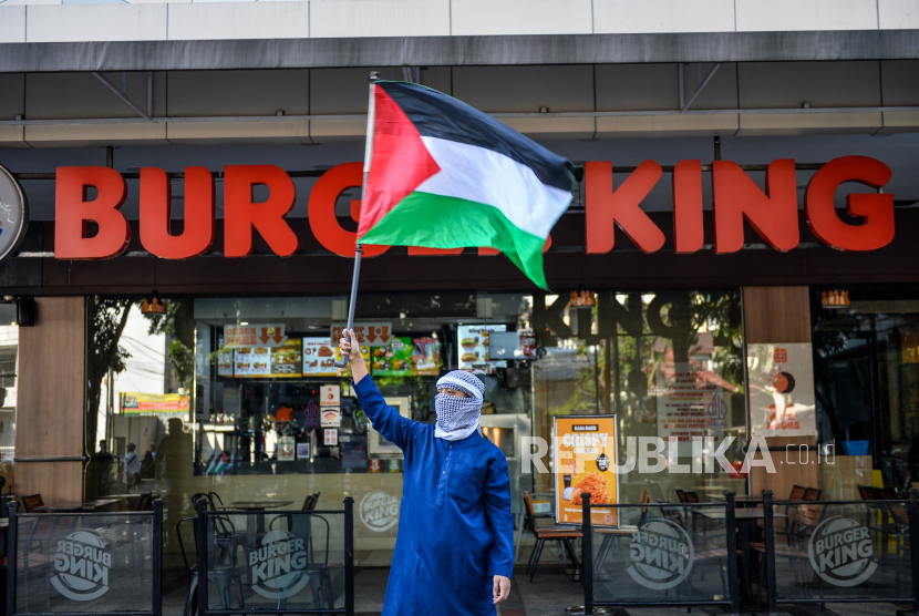 Massa dari Aliansi Bela Palestina Boikot Israel melakukan aksi di halaman pusat perbelanjaan Bandung Indah Plaza (BIP), Bandung, Jawa Barat, Sabtu (13/7/2024). Dalam aksinya mereka mendesak kepada pemerintah Indonesia untuk mendukung kemerdekaan Palestina serta mengajak masyarakat memboikot produk yang berafiliasi dengan Israel. 