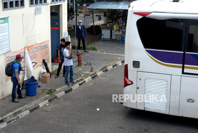 Calon penumpang menunggu keberangkatan bus untuk mudik di Terminal Bus Giwangan, Yogyakarta, Rabu (5/5). Hari terakhir sebelum pelarangan mudik oleh Pemerintah Terminal Bus Giwangan lengang. Tidak ada lonjakan penumpang bus antarprovinsi.